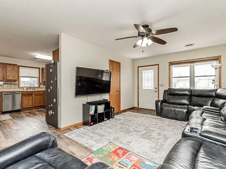 120 W Spruce St — Photo 4