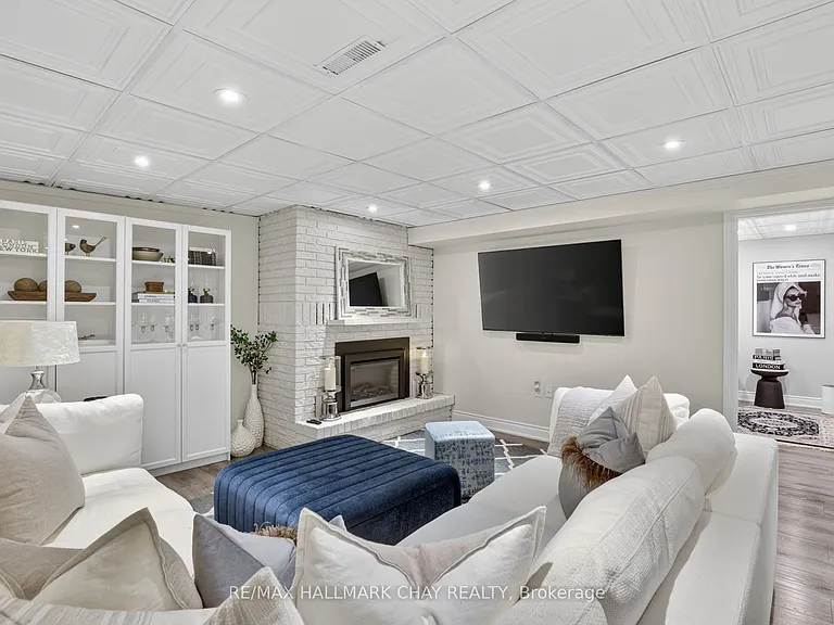 46 Essa Rd #LOWER — Photo 10