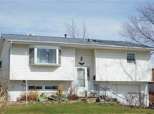 1934 Bristol Dr, Bettendorf, IA 52722