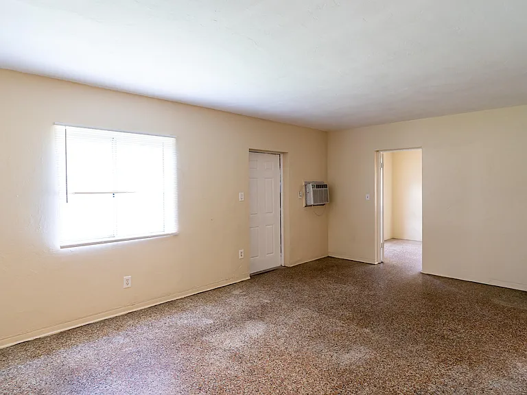 533 NE 2nd Ave — Photo 7