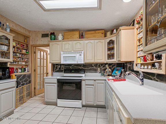 2nd image of 956 LE BRUN Drive