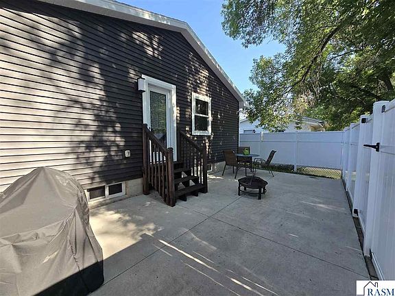 3rd image of 301 Elm St NE
