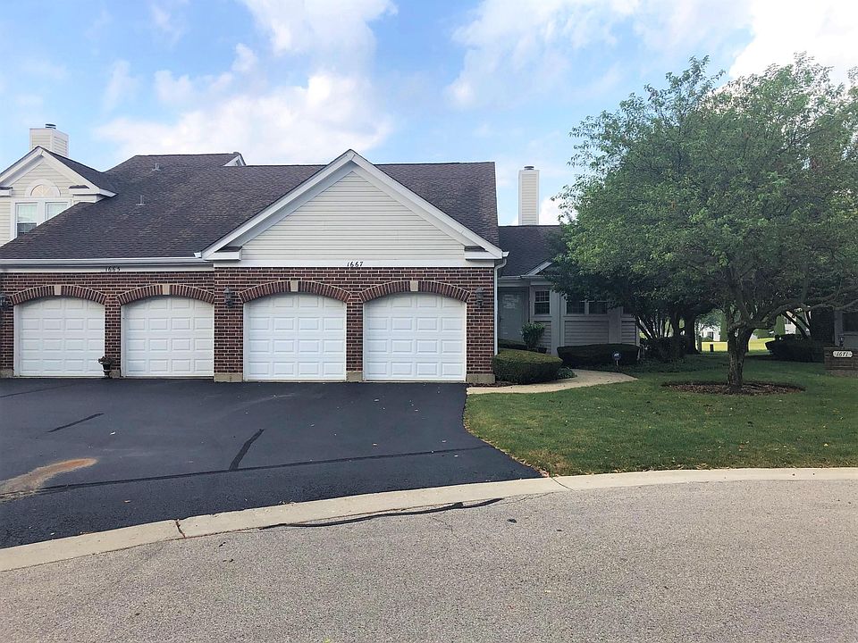 Front of condo. 2 car garage.