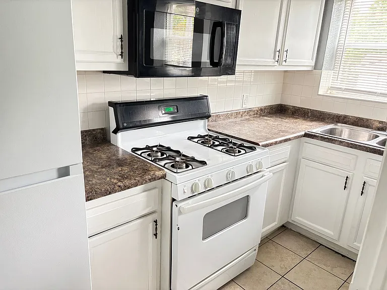 Hoagland Apartments — Photo 12