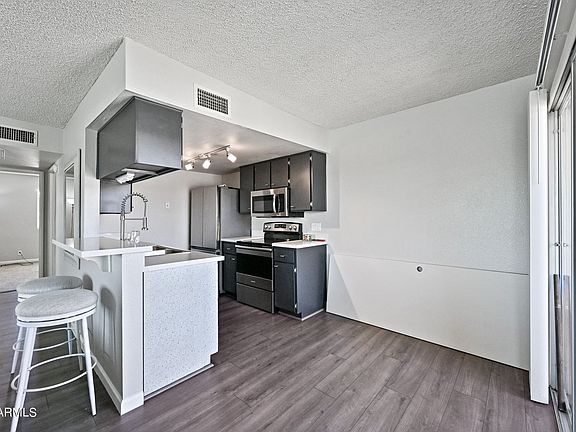 KITCHEN AND BREAKFAST BAR