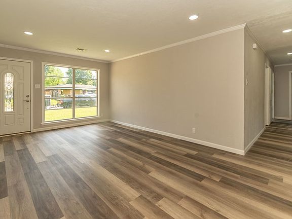 3rd image of 128 Berkshire Ln
