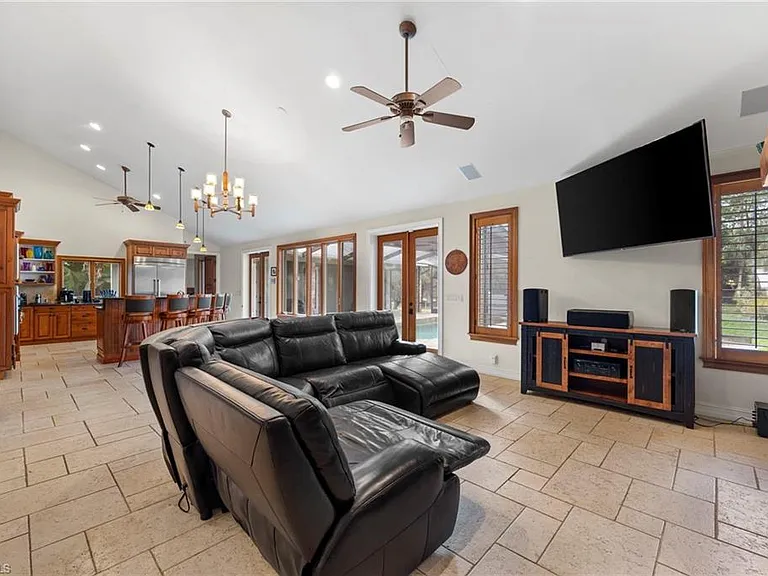 840 Jung Blvd W — Photo 12