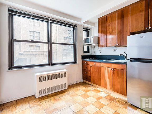 3rd image of 305 E 40th St APT 2X