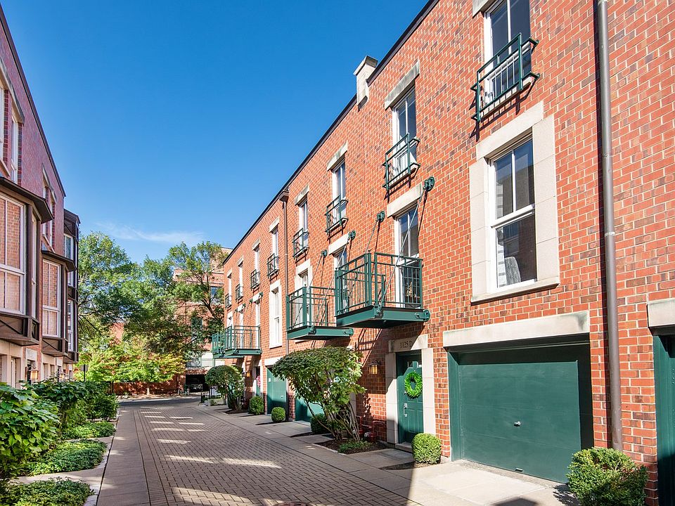 Adorable all brick 3 bed 2.5 bath three story townhouse in Lakeview, tucked away on a quiet street i