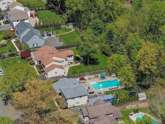 2nd image of 32 Fieldcrest Dr