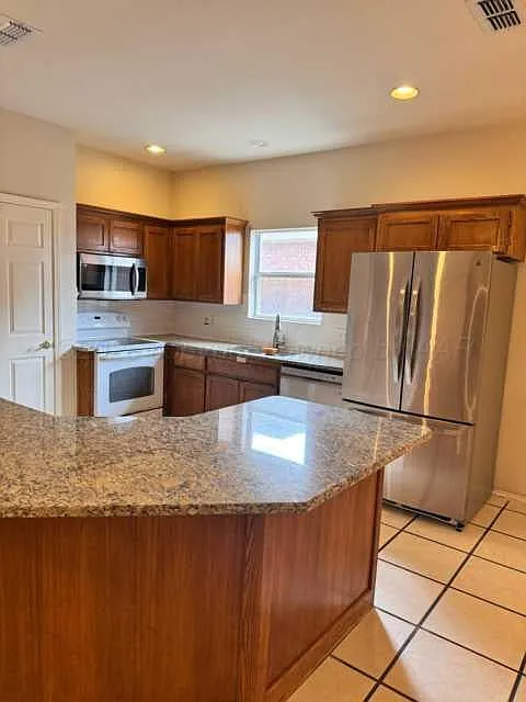 3 bed, 1397 sqft, $2,100 — Photo 4