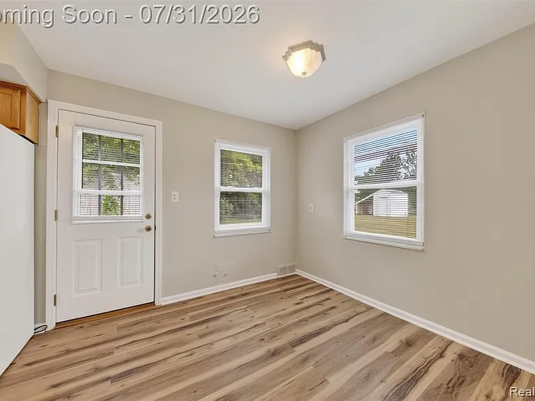 360 Parkview Dr — Photo 8