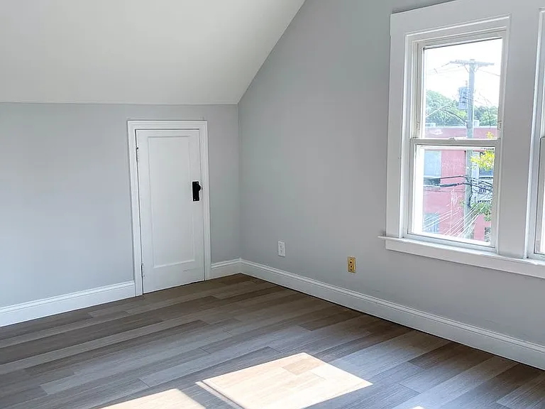 236 Nicoll St — Photo 10