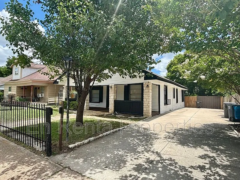 3 bed, 1.0 bath, 1219 sqft, $1,695 — Photo 2