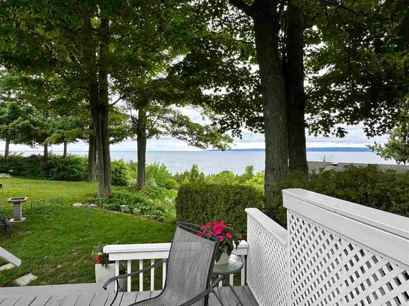 7400-68 Lakeview St, Charlevoix, MI 49720