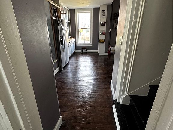 4th image of 401 W 4th St