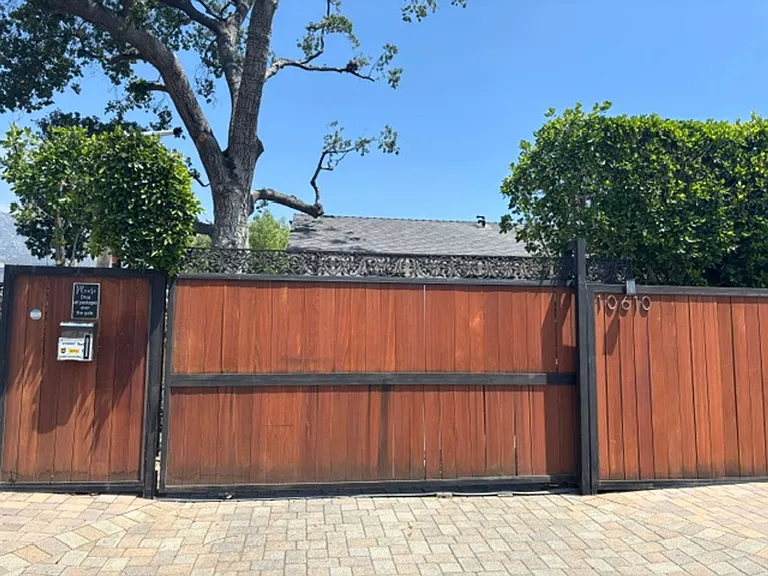 10610 Rhodesia Ave — Photo 32