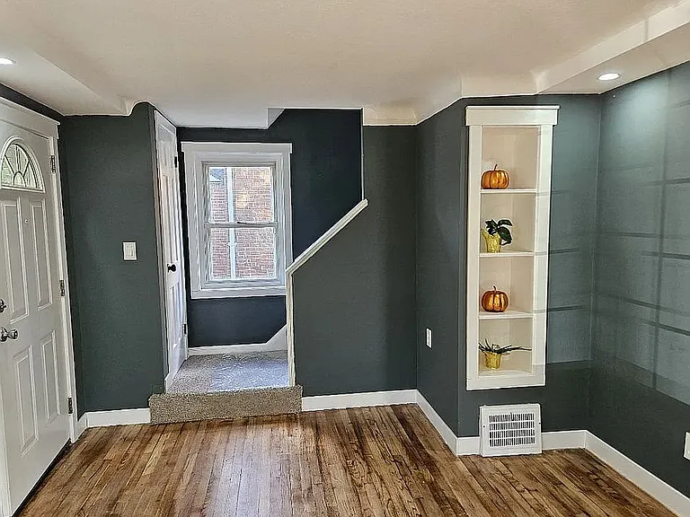 22000 Kenison Ave — Photo 2