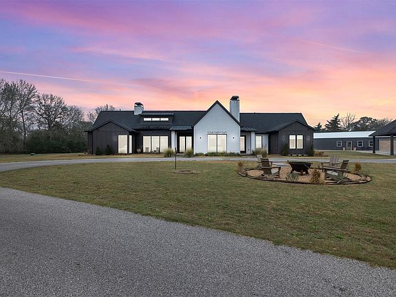 3rd image of 432 S Garrett Cir