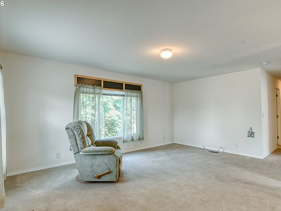 4th image of 315 E College St