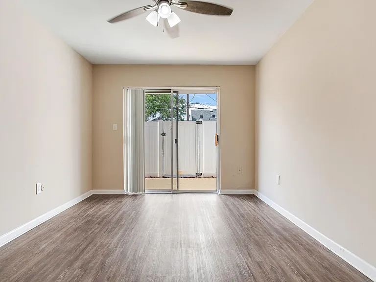 Chateau Apartments — Photo 53