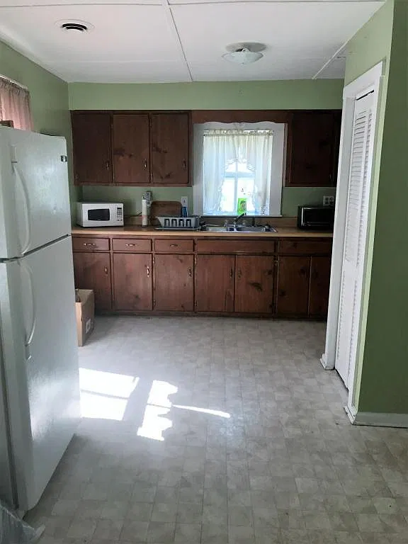 2378 Beech Ave Apt B — Photo 2