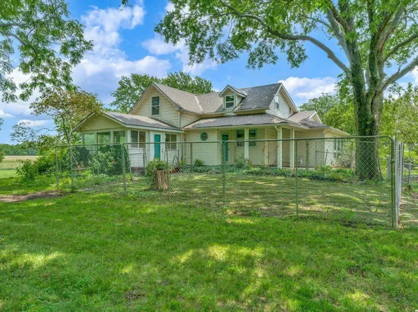 662 E 1452nd Rd, Baldwin City, KS 66006