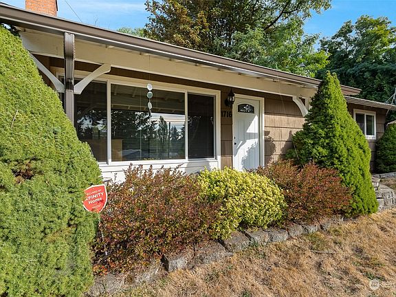 3rd image of 1716 SE Stewart St