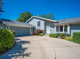 1020 E Elm Rd, Oak Creek, WI 53154
