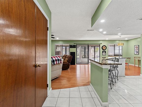 4th image of 520 Silver Crse APT B