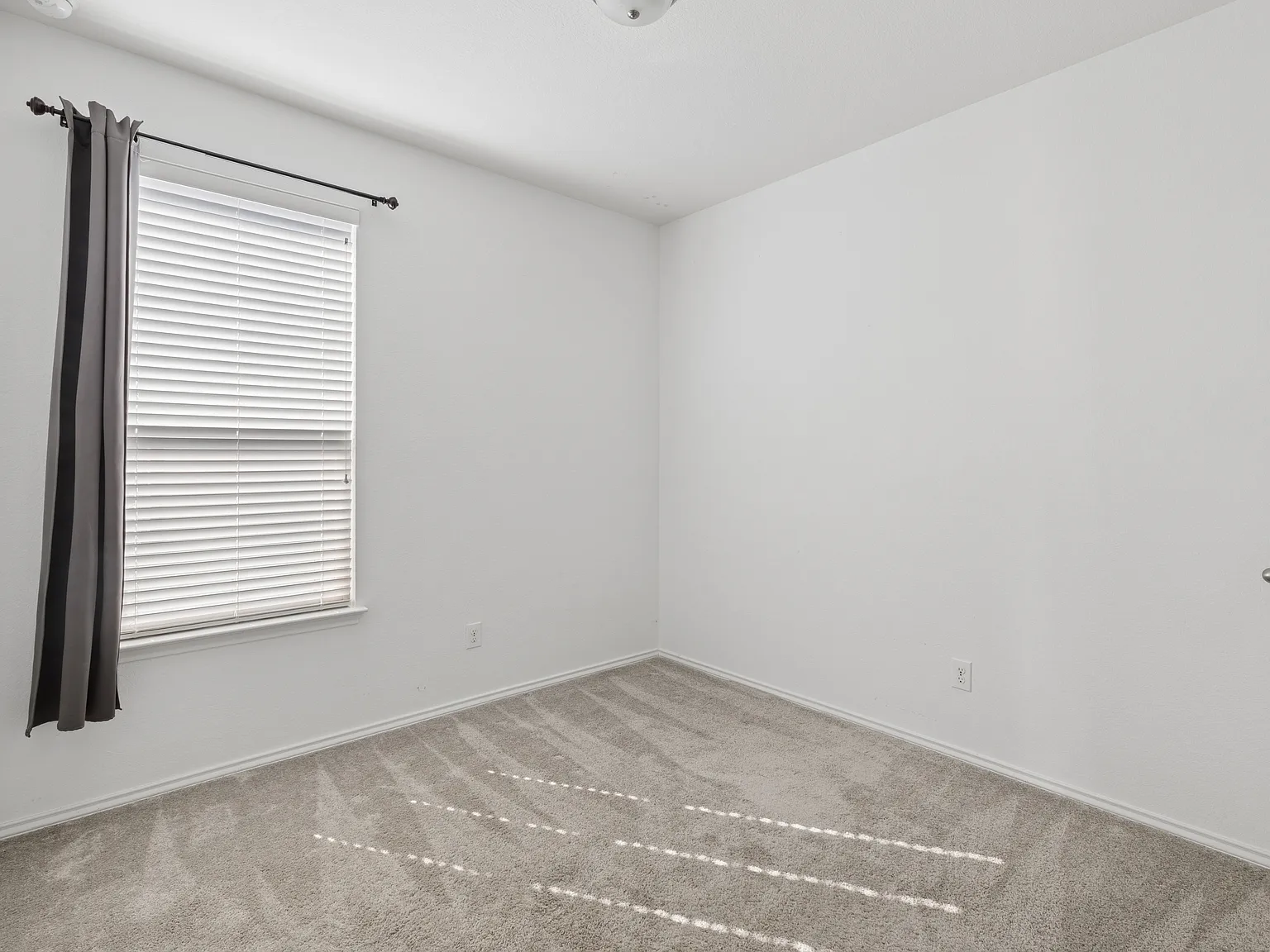 3 bed, 2.5 bath, 2099 sqft, $2,300 — Photo 4