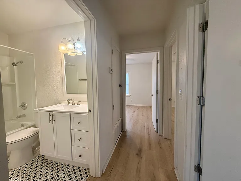 620 W Avenue B — Photo 38