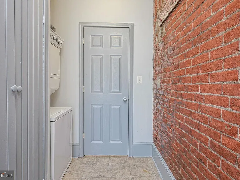 1525 Tasker St — Photo 5