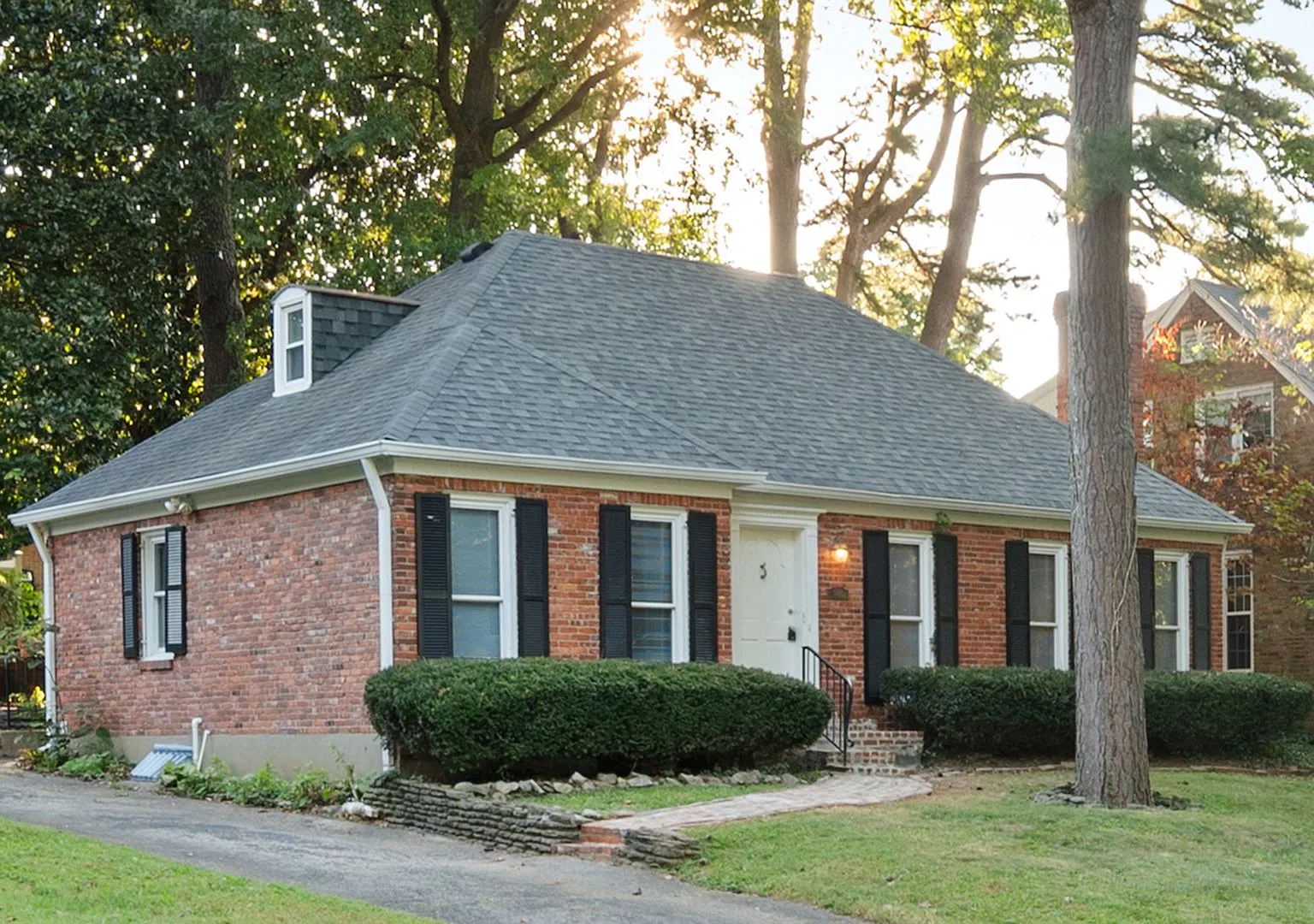 Fall in Love with this home in Barbourmeade! — Photo 2