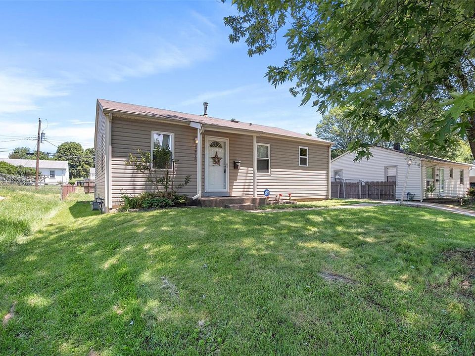 1st image of 2475 Hawthorne Manor Dr