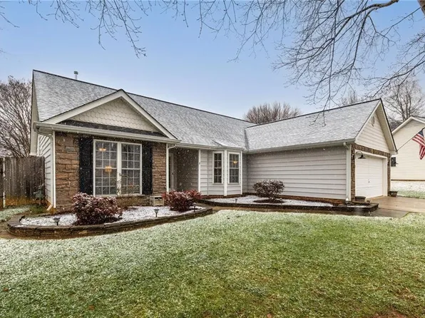 8 Broadleaf Ct, Summerfield, NC 27358