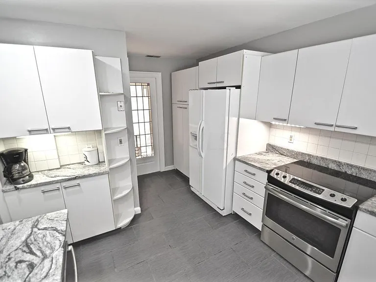 258 Jackson St — Photo 16