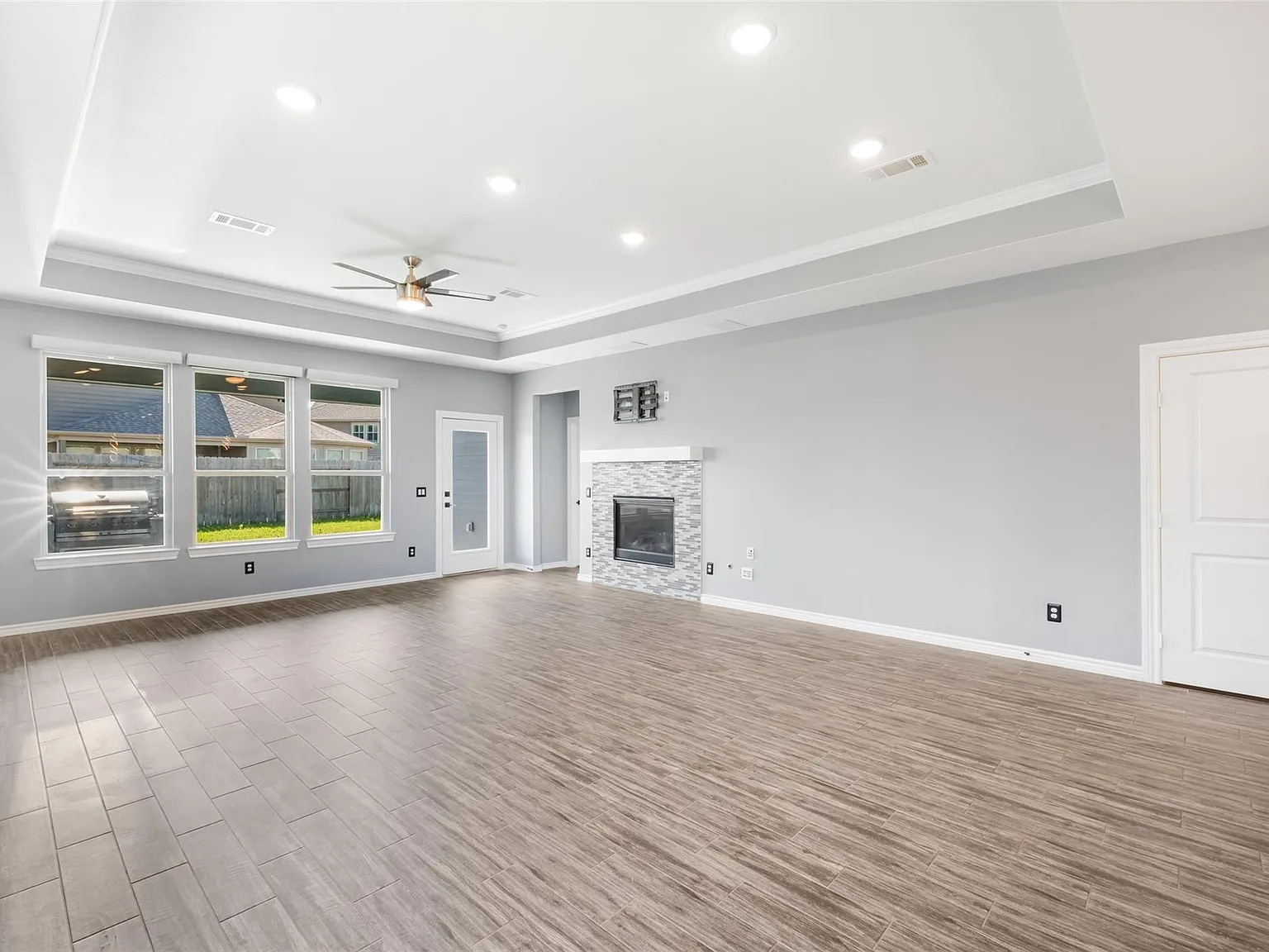 3 bed, 2.0 bath, 1809 sqft, $2,350 — Photo 2