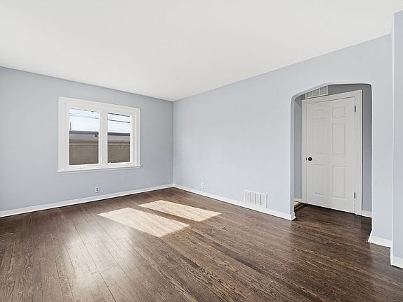 4th image of 404 River Oaks Dr
