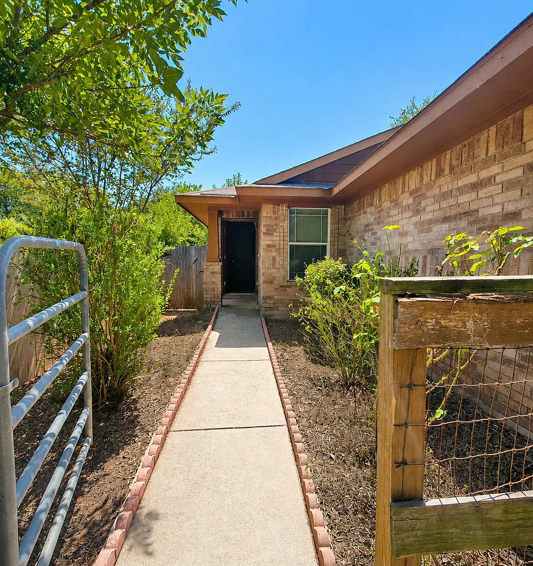 3 bed, 1348 sqft, $2,100 — Photo 3