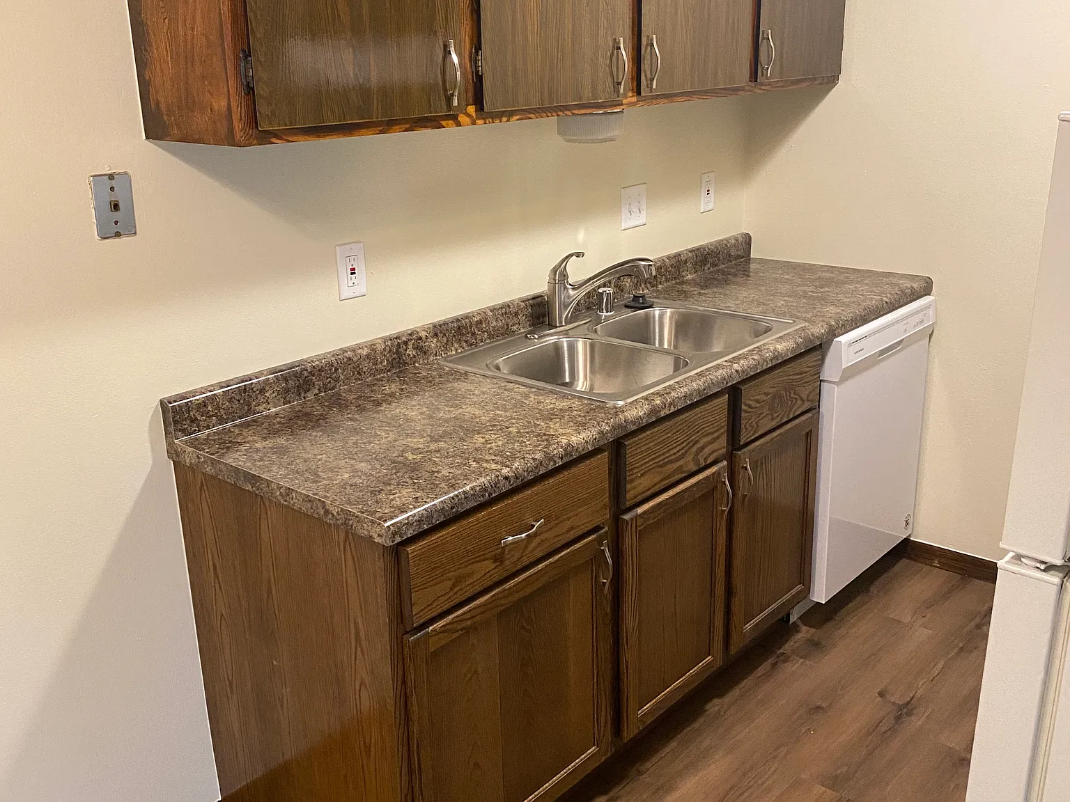 1 bed, 800 sqft, $1,050 — Photo 3
