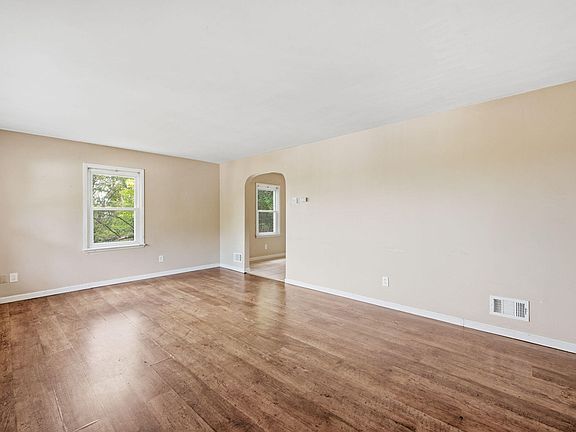 5th image of 31 Loraine Ct