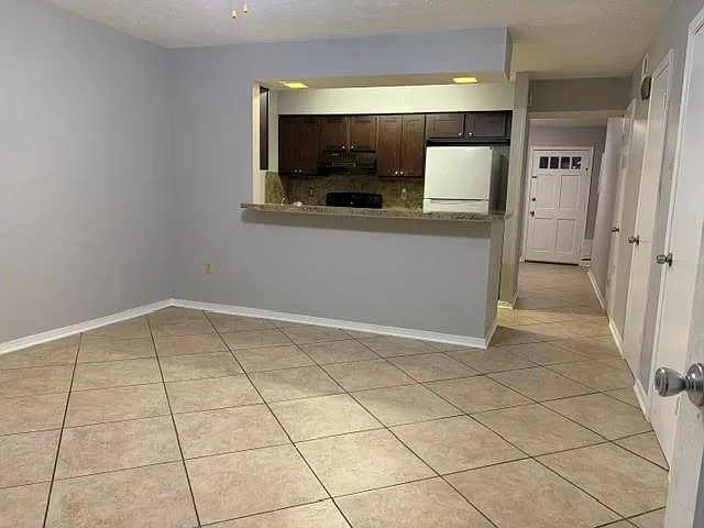 2 bed, 1.5 bath, 1250 sqft, $1,300 — Photo 2