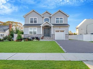 136 Moore Ave, Massapequa Park, NY 11762