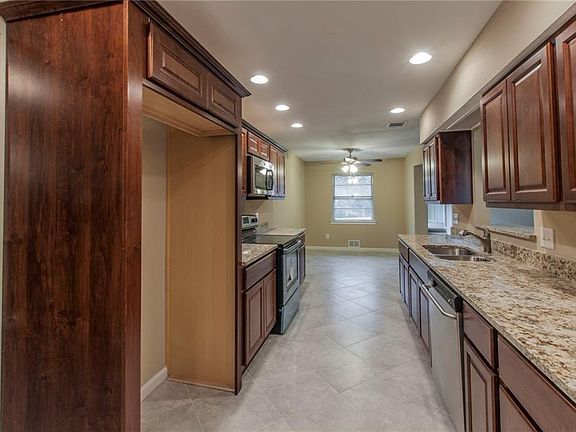 3rd image of 806 Glen Oaks Blvd
