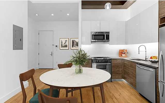 Rented by Farside Realty LLC | media 2