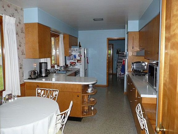 4th image of 65 Harriette Dr