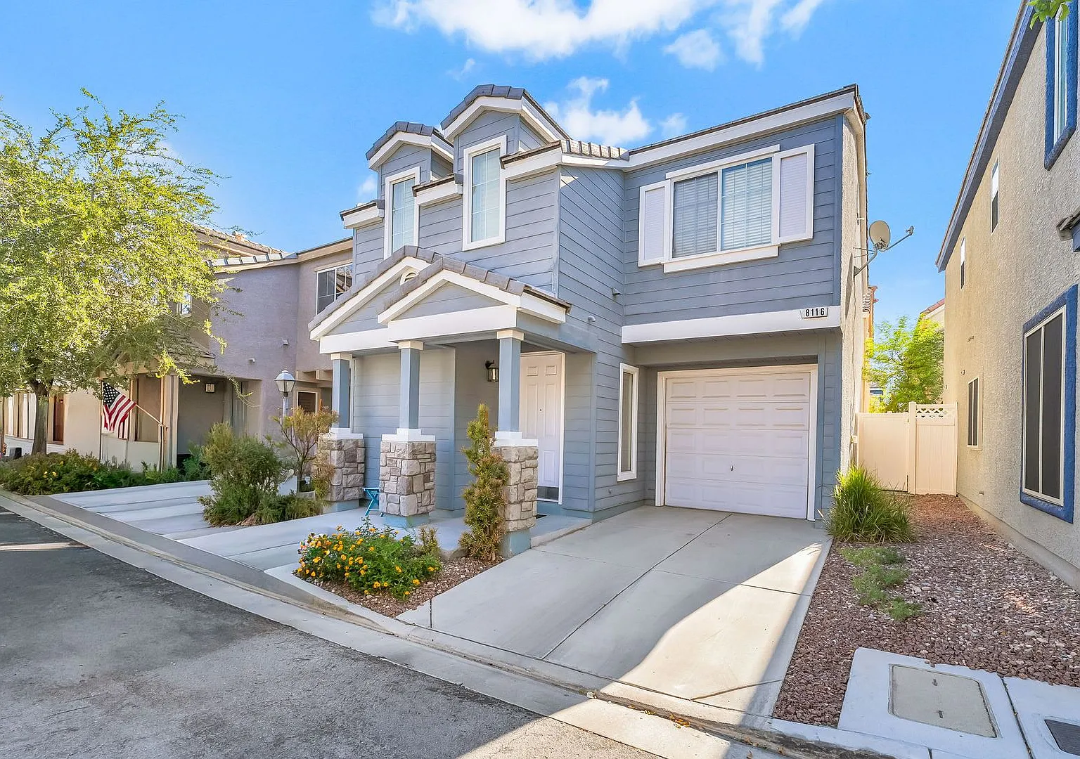 Welcome to this beautifully maintained 2-bedroom, 2.5-bathroom home with 1 car garage located in ... — Photo 1