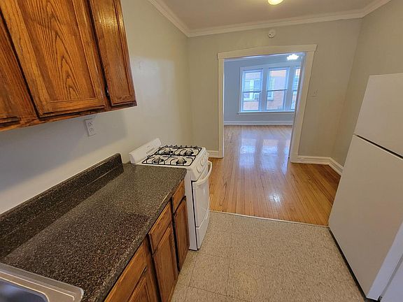 4th image of 4824 N Avers Ave #3W