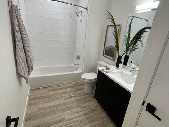 4th image of 5780-5790 N Greeley Ave #5790/10